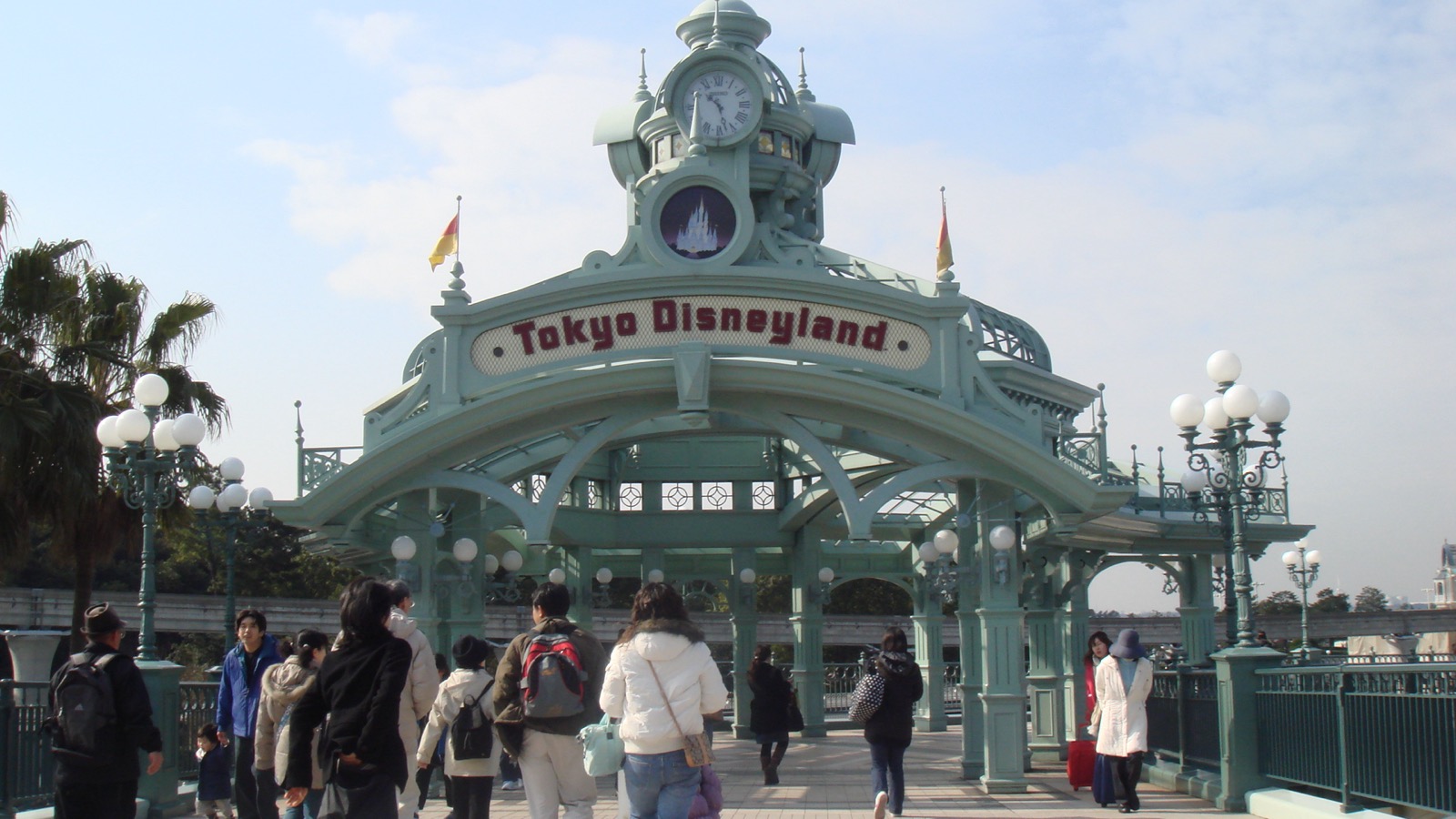 東京ディズニーリゾート ゲート（CC BY-SA 4.0 Dquai / Wikimedia Commons）